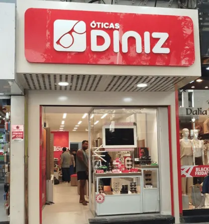 Letreiro legalizado — Óticas Diniz